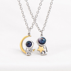 Collar con colgante de astronauta de dibujos animados, de acero inoxidable, con diseño temático, regalo para mujeres y hombres - Product Image 1