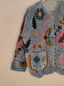 Veste en velours brodée Suzani, faite à la main, motif floral bohème, manteau vintage tribal, vêtement d'extérieur unique, veste artisanale distinctive - Product Image 3