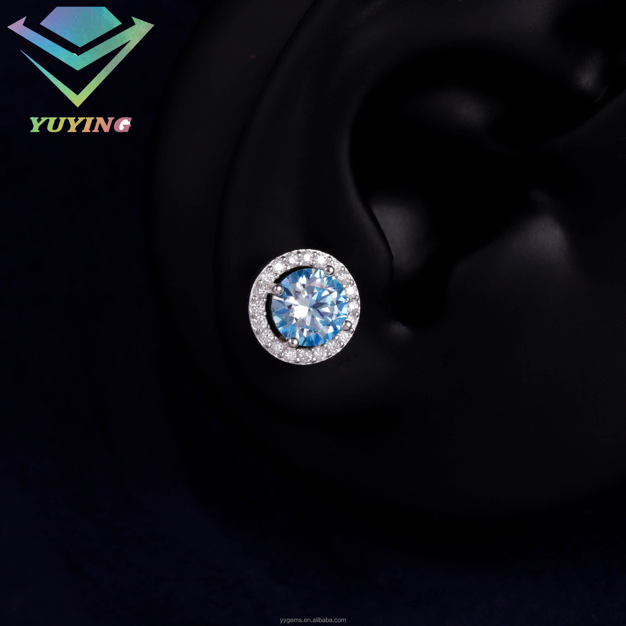 ต่างหูเพชรสีฟ้าอ่อน