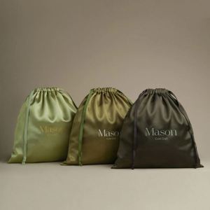 Pochette personnalisée en satin vert sauge de luxe avec cordon de serrage, sac réutilisable et écologique imprimé sur mesure pour cosmétiques, bijoux, cadeaux - Product Image 3