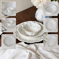 Service de table en porcelaine vintage bleu et blanc à motif floral, avec logo personnalisé, assiette, bol, tasse à café, soucoupe, style rétro luxe léger