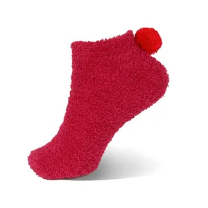 批发纯色红色保暖短袖保暖柔软舒适袜子，配以脚踝爆米花，适合冬季穿着