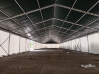 Tente de stockage logistique : Gardez vos marchandises au sec et en sécurité – Structure en aluminium à travée libre, assemblage sans soudure pour les cours de distribution