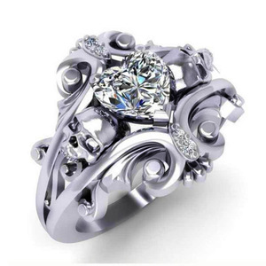 Anello Punk a Forma di Cuore con Teschio per Donne, Accessorio da Dito Audace e alla Moda, Regalo per Feste - Product Image 1