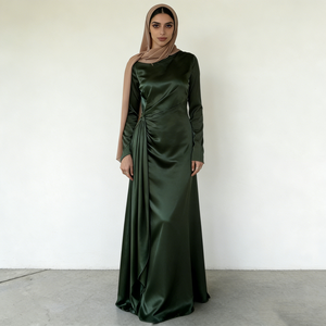 Robes musulmanes pour femmes en satin vert foncé à manches longues asymétriques plissées longueur au sol douces lisses élégantes formelles pour tous les jours - Product Image 1
