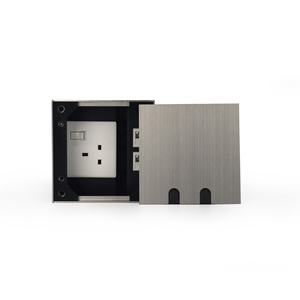 Prise de sol pour chape avec fentes en U brossées, couvercle en acier inoxydable et prises électriques doubles - Product Image 4