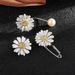 เข็มกลัดคริสตัลรูปดอกไม้ทันสมัย ประดับด้วยเพชรเทียม ตัวเรือนโลหะผสมชุบทอง  สามารถปรับแต่งได้ เหมาะสำหรับทุกเพศ ใช้ได้ทุกวัน ของขวัญสำหรับงานหมั้น - Product Image 2