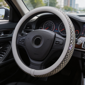 Aire Space Housse de volant en cuir PU à écailles de poisson, entièrement ornée de strass, en peluche courte, universelle, douce et confortable pour <span class=keywords><strong>voiture</strong></span> - Product Image 1