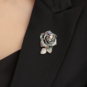 Broche de rosa chapado en oro con concha de abulón y perla de imitación, accesorio de regalo de joyería para mujer - Product Image 3