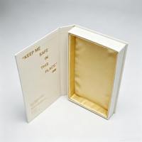Boîte à bijoux rigide magnétique de style livre personnalisée, boîte cadeau blanc crème avec doublure en satin doré et gaufrage, emballage de bijoux de luxe