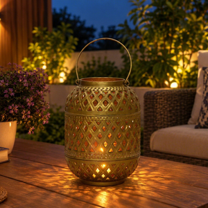 Lanterne en métal décorative pour la maison et l'extérieur, style antique, pour suspendre dans le jardin, porte-bougie, mini lanternes en métal pour la maison - Product Image 1
