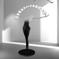 Vente en gros de grand lampadaire à LED, statue d'art humain, design pour hall d'hôtel, matériau en résine pour décoration intérieure