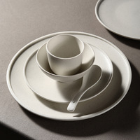Ensemble de vaisselle en céramique simple haut de gamme de style nordique comprenant des bols et des assiettes à steak pour le restaurant et l'hôtel