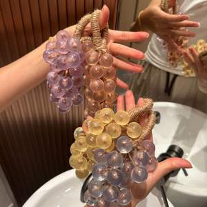 Jabón artesanal de aceites esenciales con forma de racimo de uvas de cristal, ideal para recuerdos de festivales. - Product Image 1