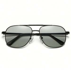 Lunettes de soleil polarisées photochromiques carrées en métal UV400 avec logo personnalisé, couleur tendance 2025, en alliage à changement de couleur pour la conduite - Product Image 4