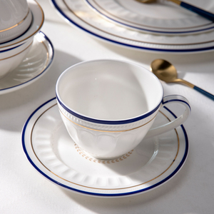 Vaisselle en céramique européenne de luxe, vaisselle en porcelaine portugaise, vaisselle en porcelaine fine de Pologne, motif floral en relief, bleu et blanc - Product Image 5