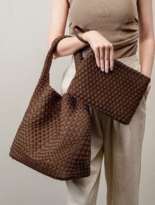 Bolsos de mano de neopreno personalizados al por mayor, tejidos a mano, de moda, para mujer, suaves, de playa, bandolera, bolsos tote tejidos. - Product Image 5