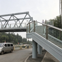 Pont piétonnier moderne en structure acier préfabriquée, viaduc routier durable, passerelle métallique haute résistance