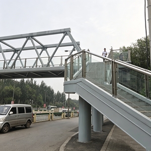 Pont piétonnier moderne <span class=keywords><strong>en</strong></span> structure acier préfabriquée, viaduc routier durable, passerelle métallique haute résistance - Product Image 4