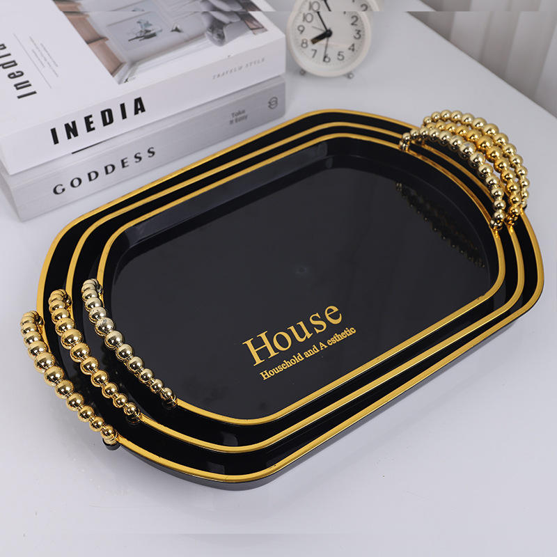 Fond noir ovale avec ensemble de perles trois pièces à tranchant doré