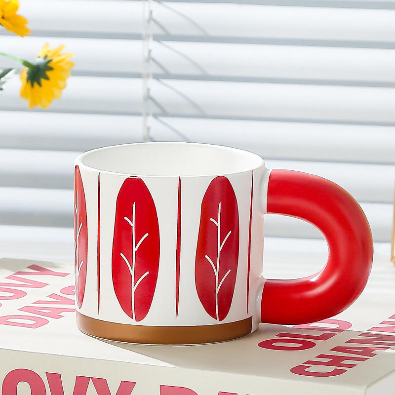 ถ้วยอ้วนขนนกสีแดง