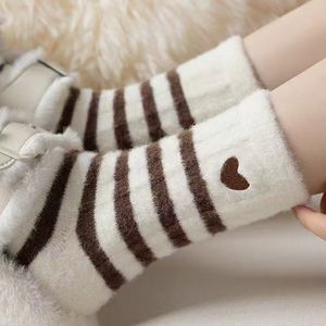 Chaussettes mi-mollet en polaire pour femmes, épaisses et chaudes, rayures en peluche avec nœud et motif cœur, style japonais, automne-hiver - Product Image 2