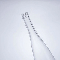 Bottiglia di vetro premium da 500ml, 700ml, 750ml con base pesante, vuota, a forma di campana sottile, per rum caraibico, con tappo a vite