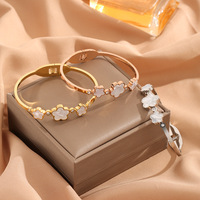 Bracelet jonc de luxe en acier inoxydable plaqué or 18 carats, motif trèfle à cinq feuilles, inspiré des créateurs, avec coquille blanche, bijoux pour femmes, vente en gros