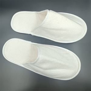 Les pantoufles blanches à bout fermé <span class=keywords><strong>de</strong></span> l'hôtel présentent un design à bout fermé pour protéger les orteils des clients - Product Image 3