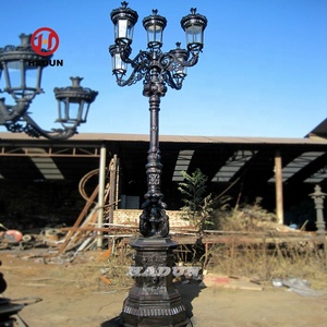 Farola de exterior de hierro fundido de estilo italiano francés - Product Image 4