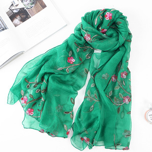 Collection d'automne Nouveau foulard <span class=keywords><strong>en</strong></span> <span class=keywords><strong>soie</strong></span> brodé avec petites fleurs Long Hijab <span class=keywords><strong>sauvage</strong></span> pour châle femme musulmane - Product Image 2