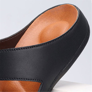 <span class=keywords><strong>Sandales</strong></span> plates en cuir personnalisées pour hommes, best-seller, à bout ouvert, pour une utilisation en plein air au printemps, chaussures de plage antidérapantes souples pour la marche <span class=keywords><strong>pieds</strong></span> <span class=keywords><strong>nus</strong></span> - Product Image 4