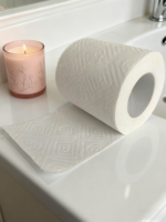 Vente en gros rouleau de papier toilette en pâte de bois vierge super souple à bas prix personnalisé rouleau de papier toilette en relief à la mode imprimé mouchoir pas cher