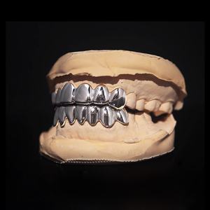 Yu Ying - Rejillas Dentales Personalizadas de Plata de Ley 925 Chapadas en Oro Sólido de 14k y 18k con Logotipo Grabado - Product Image 4