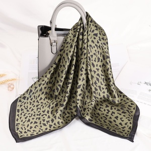 Personalisierter olivgrüner quadratischer Seidenschal mit abstraktem Tiermuster, 70 cm, als Geschenk geeignet - Product Image 1
