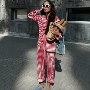 Chemise et <span class=keywords><strong>pantalon</strong></span> à <span class=keywords><strong>carreaux</strong></span> rouges avec col claudine à lacets Vêtements de détente décontractés pour femmes Ensemble deux pièces pour femmes pyjamas - Product Image 1