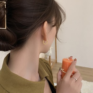 18K Gold Plated Stainless Steel Chunky <b>Huggie</b> Hoop <b>Earrings</b> for Girls | Hammered Surface - Product Image 4