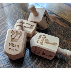 Fabrik Großhandel benutzer definierte Judentum Urlaub Geschenk jüdischen Chanukka Holz Dreidel Geschenke Judaica Chanukka Holz Dreidel Spielzeug - Product Image 5
