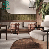 Ensemble de mobilier de café Wabi-Sibi : table ronde en pierre frittée, chaise en rotin, banquette rembourrée