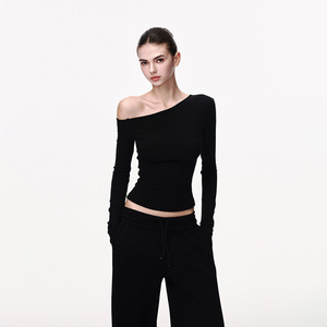 <span class=keywords><strong>Camiseta</strong></span> de <span class=keywords><strong>manga</strong></span> <span class=keywords><strong>larga</strong></span> asimétrica de viscosa negra suave y elástica para mujer, con <span class=keywords><strong>hombros</strong></span> descubiertos, corte ajustado y hombro inclinado, ideal para primavera. - Product Image 1