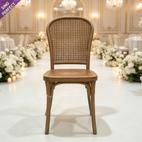 Chaise empilable en résine plastique couleur bois personnalisée en usine, dossier en rotin maillé, dossier croisé en X, pour réception de mariage et de fête