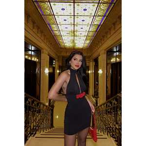 Robe de soirée noire mini avec élégante décoration en rose - Product Image 3