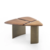 Ensemble de table basse triangulaire de style moderne avec plateau en bois et base en acier inoxydable pour salon