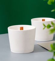 Bougie artisanale UOBOBO en cire de soja, blanche laiteuse brillante, dans un bocal avec mèche en bois