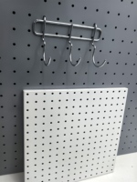 Papan Pegboard Logam yang Dapat Disesuaikan untuk Penyimpanan Helm, Pengorganisasian Perlengkapan Motor, Penyimpanan Garasi, dan Solusi Ruang Peralatan