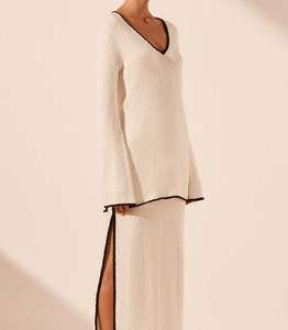 Algodão orgânico V-Neck Embossed Camisa Outono Há lacunas nos lados Skinny Fit Estilo Casual com logotipo frontal - Product Image 4