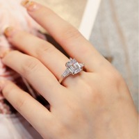 Bijoux de luxe 14K 18k or jaune 6x8mm 2 carats Moissanite 3 pierres taille émeraude bague de fiançailles bijoux