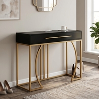 Table console de luxe contemporaine en MDF avec plateau en bois, étagère de rangement et pieds en métal doré thermolaqué pour salon et appartement (vente en gros)