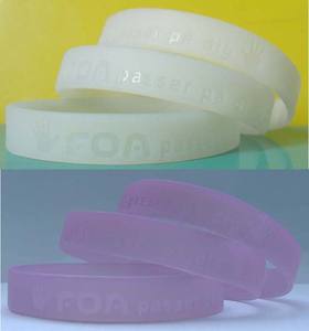 Braccialetto in Silicone Sensibile ai Raggi UV che Cambia Colore, Personalizzabile con il Tuo Logo - Product Image 3