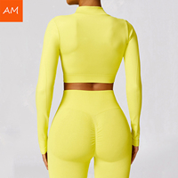 Ensemble de shorts de yoga à manches courtes avec logo personnalisé, fermeture éclair, coupe évasée et rembourrage amovible pour femmes